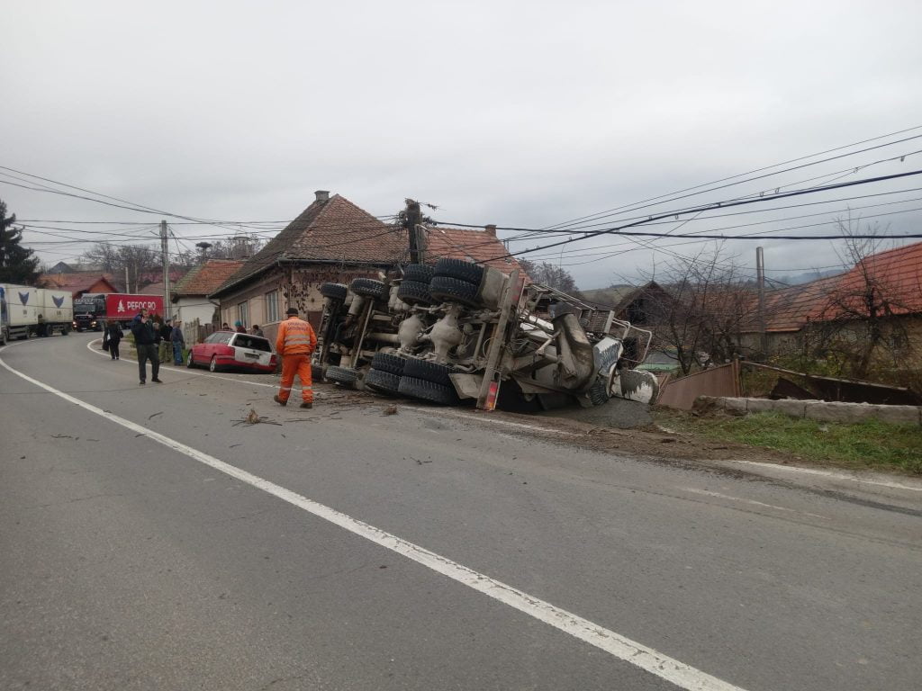Un șofer de camion a murit în această dimineață pe drumul dintre Brașov și Tușnad, după ce a intrat în plin într-un stâlp și s-a răsturnat