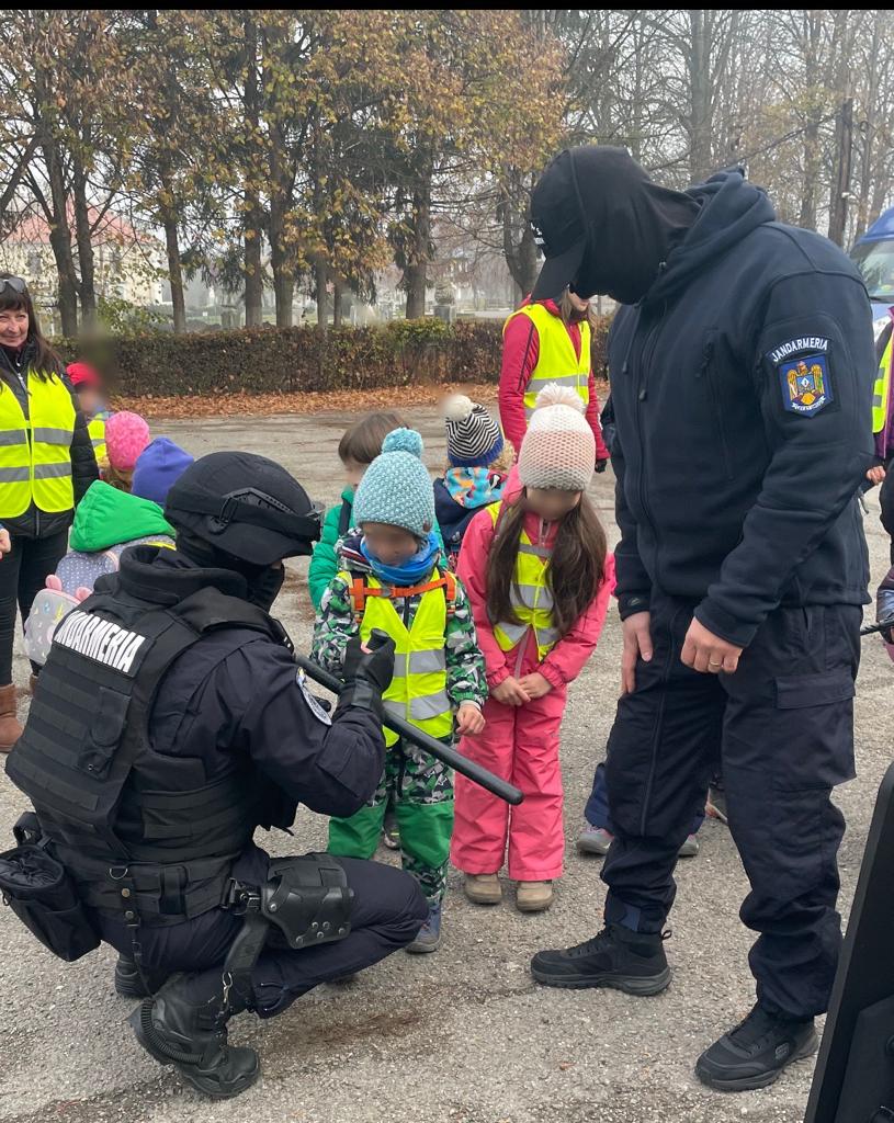 FOTO Copii de grădiniță, jandarmi pentru o zi: Micuții au admirat autospecialele și au făcut cunoștință cu câinii de serviciu ai Jandarmeriei din Brașov 