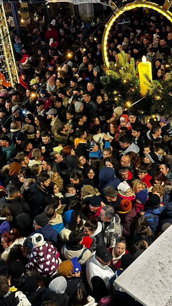FOTO/VIDEO Brașovenii s-au călcat în picioare pentru a asista la aprinderea bradului din Piața Sfatului. Au fost incomodați și de porțile de intrare/ Livratorii de mâncare nu au mai avut cum să ajungă la locații pentru a prelua comenzile