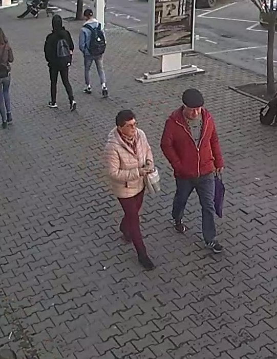 O femeie şi un bărbat, suspectați că au furat banii uitaţi într-un bancomat. Poliţiştii din Sfântu Gheorghe au publicat o fotografie cu cei doi 