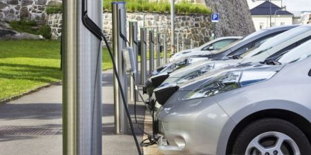 Omul de afaceri Doru Dima lansează primul hub de încărcare pentru mașini electrice la Paradisul Acvatic, în urma unei investiții de 100.000 de euro