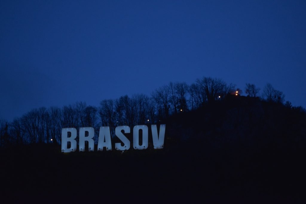Sigla Brașovului de pe Tâmpa și clădirea Primăriei vor fi luminate în albastru pentru o seară. De ce s-a luat această decizie