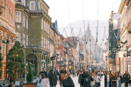 Brașovul, mai luminat ca niciodată: 1 milion de luminițe vor fi aprinse în 30 noiembrie, când își deschide porțile Târgul de Crăciun