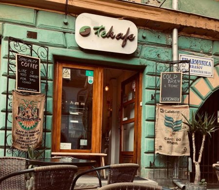 FOTO Cafeneaua din centrul Brașovului, preferată atât de localnici, cât și de turiști: „Am crescut constant calitatea produselor, iar oaspeții ne-au acordat încredere și au revenit de fiecare dată”