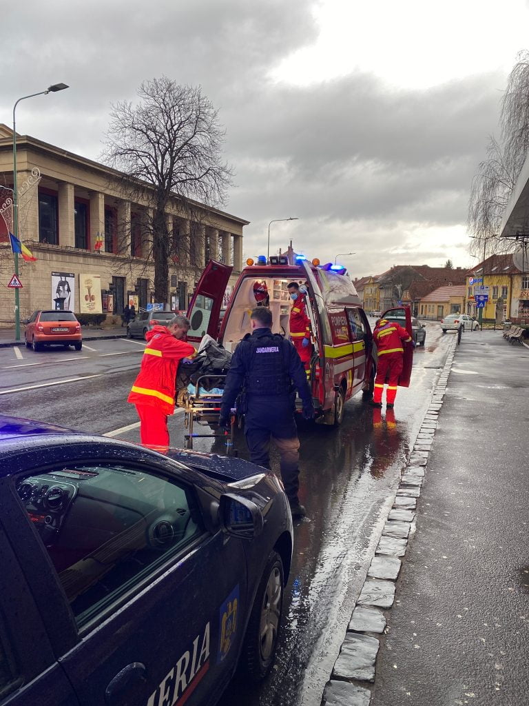 FOTO În Ajunul Crăciunului, jandarmii brașoveni au oferit ajutor unui bărbat căzut în stația de autobuz de la Teatrul Dramatic