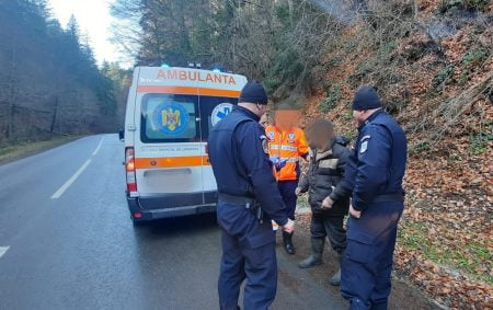 Un bărbat căzut pe marginea drumului dintre Zărnești și Poiana Mărului, salvat de jandarmi. Era rănit la cap și nu se putea deplasa