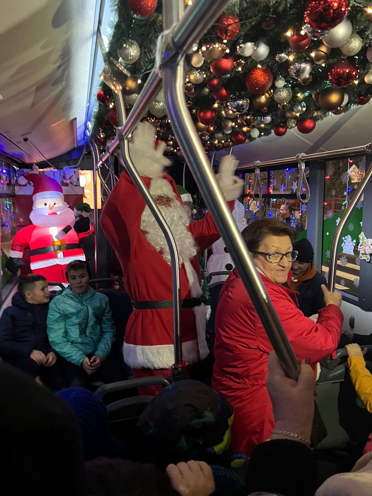 FOTO: RATBV a lansat autobuzul lui Moș Crăciun care va străbate întregul oraș, iar copiii vor putea circula gratuit. Vezi aici traseul și ora de plecare
