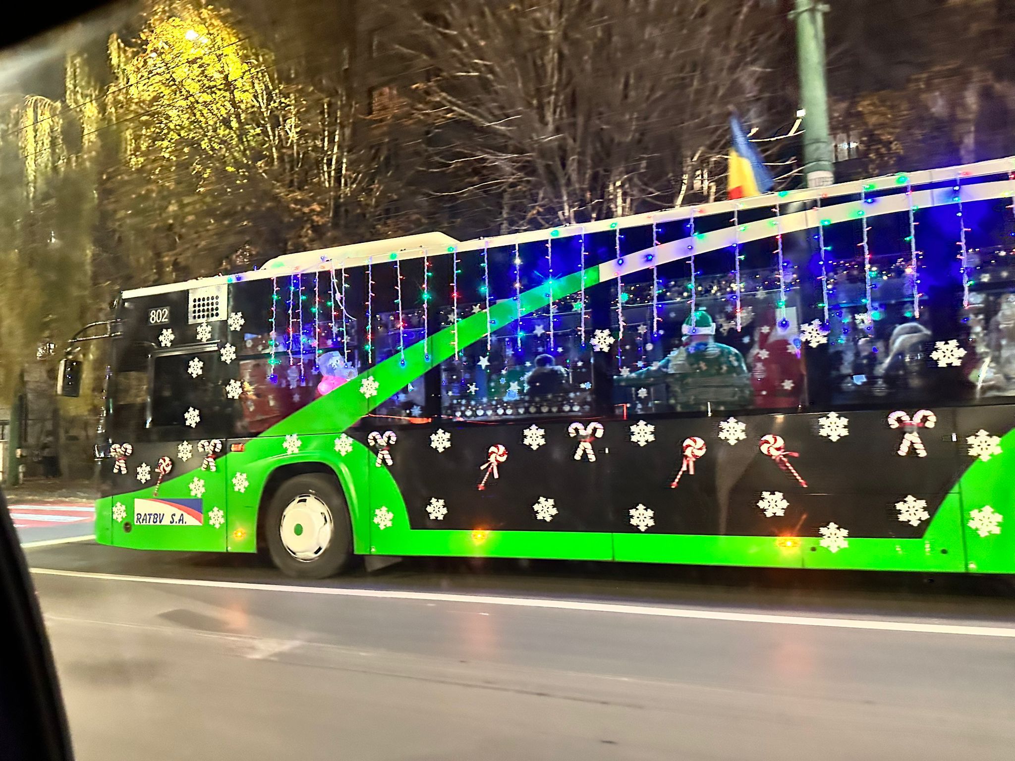 FOTO: RATBV a lansat autobuzul lui Moș Crăciun care va străbate întregul oraș, iar copiii vor putea circula gratuit. Vezi aici traseul și ora de plecare