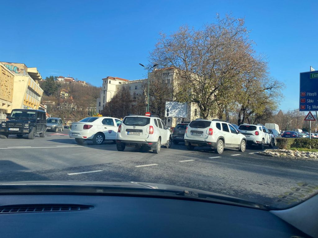 FOTO Val de turiști în oraș: Traficul este blocat în centrul Brașovului