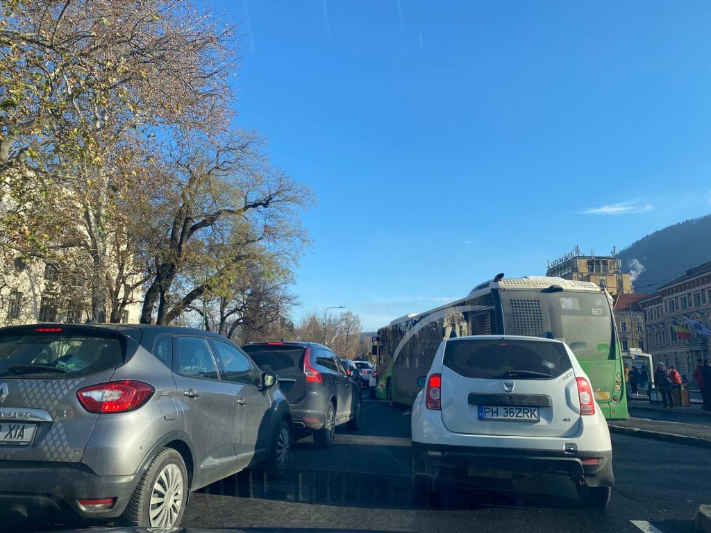 FOTO Val de turiști în oraș: Traficul este blocat în centrul Brașovului