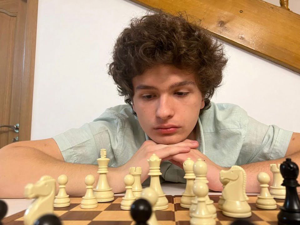 Brașoveanul Ștefan Pintea a devenit cel mai tânăr instructor de șah din România. A trecut examenul cu brio, obținând media 9,50