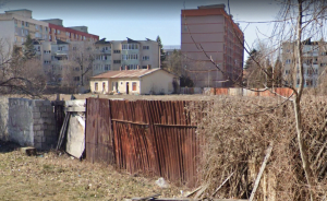 Moldovenii care vor să construiască blocuri în locul reviziei de vagoane din Brașov se apucă de „curățenie” pe teren