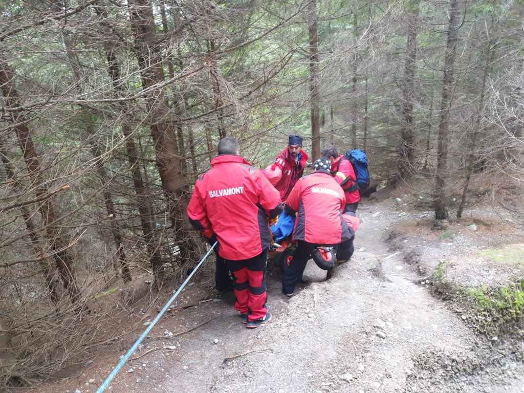 FOTO VIDEO Intervenție a salvamontiștilor din Bran pentru acordarea primului ajutor unui bărbat care și-a rupt piciorul pe munte