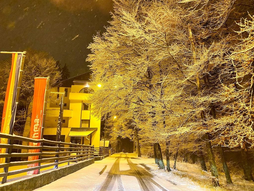 FOTO Peisaj de basm în Poiana Brașov, după ninsoare: Imagini inedite cu stațiunea „îmbrăcată” de iarnă