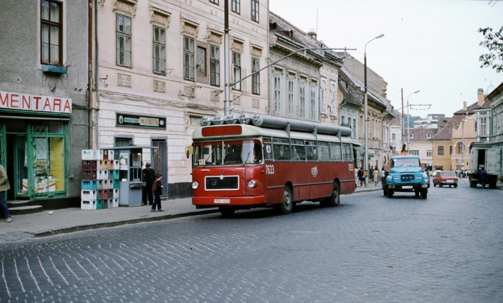 Legenda urbană a autobuzelor cu butelii de gaz, care circulau și prin Brașov: americanii le-au văzut din satelit și au crezut că sunt lansatoare de rachete￼