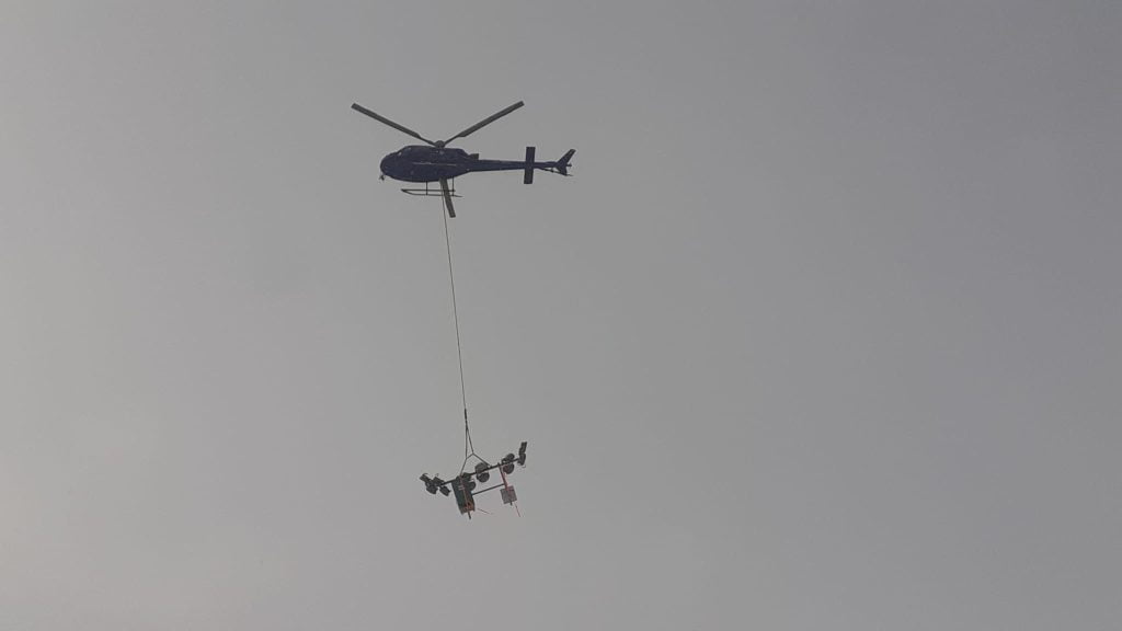 FOTO Sisteme de nocturnă instalate cu ajutorul elicopterului la Complexul de Sărituri cu Schiurile de la Râșnov