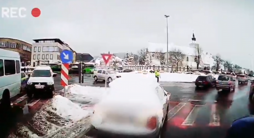 În doar trei zile, 15 șoferi au fost sancționați de polițiștii brașoveni, pentru că nu și-au curățat mașinile de zăpadă