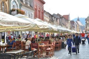 Brașovul reglementează amplasarea teraselor sezoniere în Centrul istoric. „Acum avem 4.000 de locuri pe terase și doar 100 de locuri pe bănci”/ „Centrul istoric trebuie să aparțină, în aceeași măsură, brașovenilor și turiștilor”