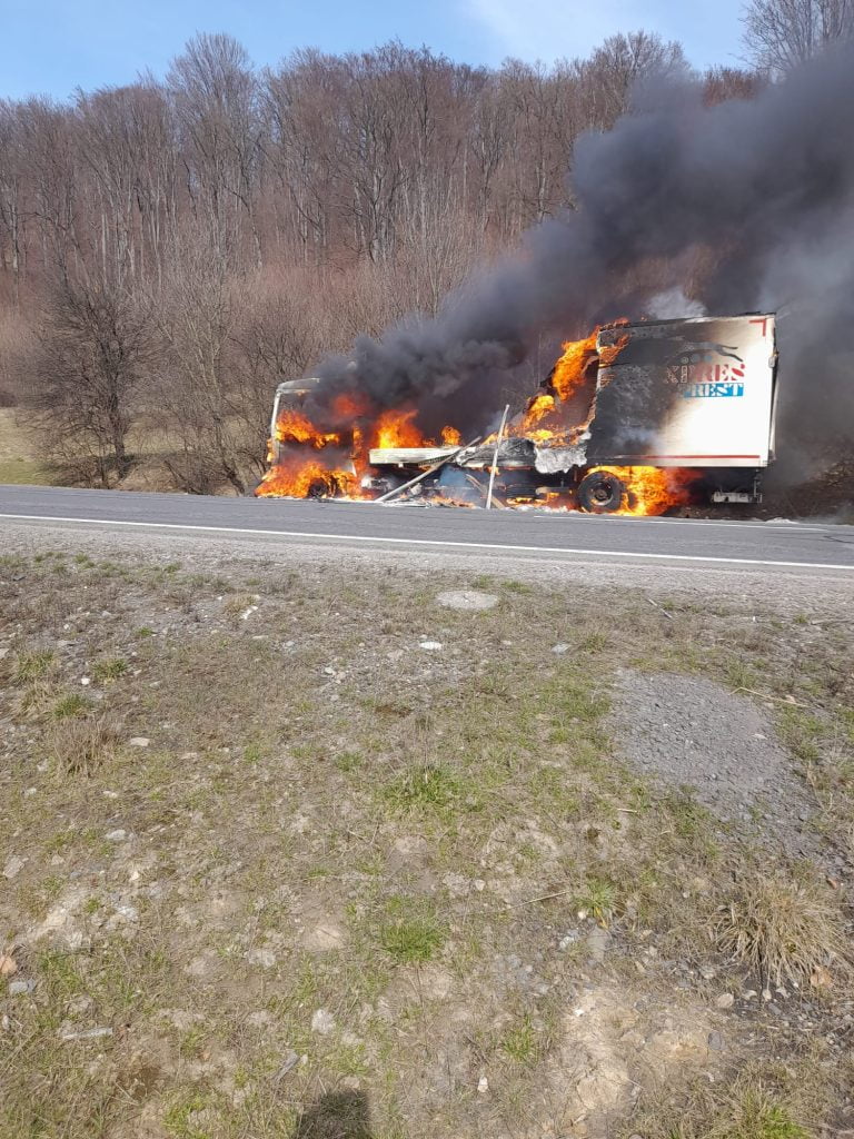 VIDEO Camion în flăcări pe DN 1, în zona Perșani. 3 autospeciale de pompieri intervin