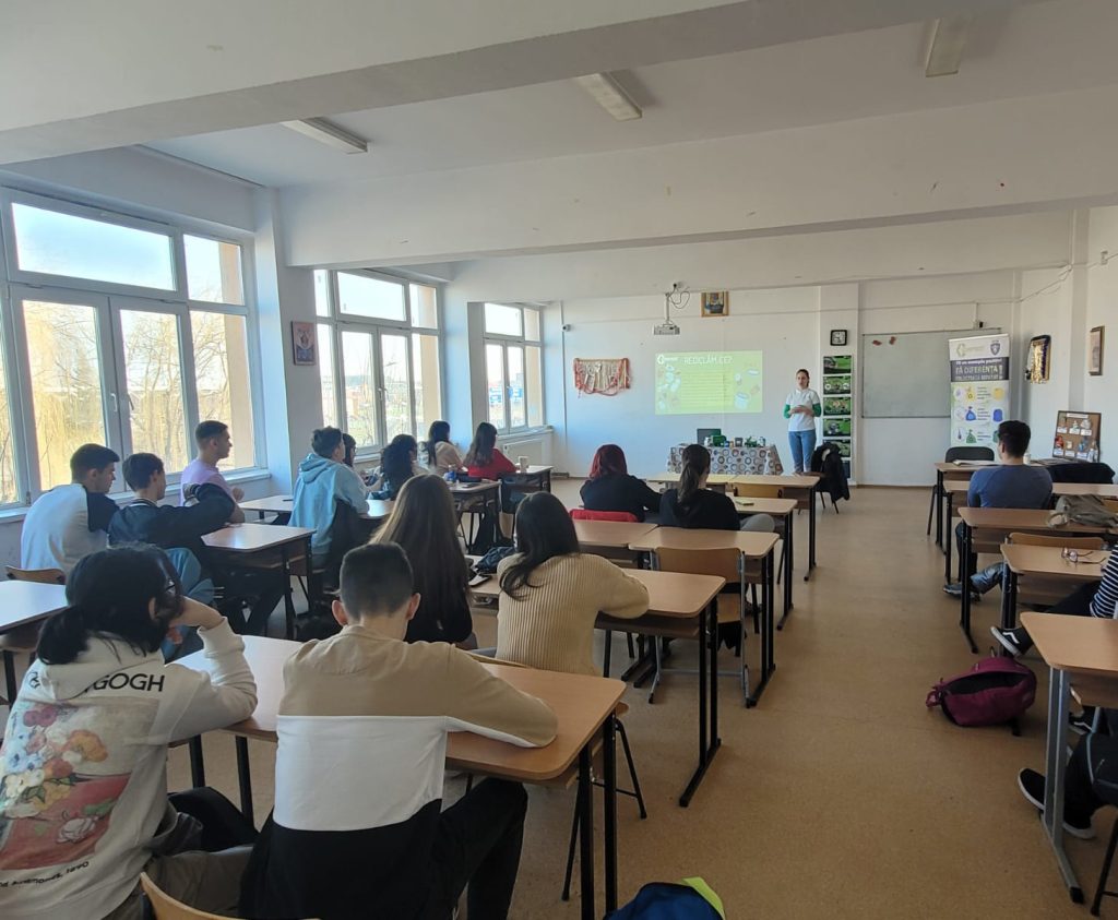 Comprest, lecții despre colectarea selectivă și reciclarea deșeurilor în școlile din Brașov: „Implicarea tinerilor esențială pentru schimbări pe termen lung”
