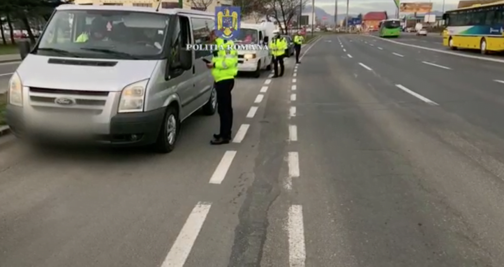 VIDEO Razie la transportatorii de persoane și de marfă din Brașov. 3 șoferi au fost prinși drogați, alți 5 „șprițuiți” și s-au dat peste 50 de amenzi