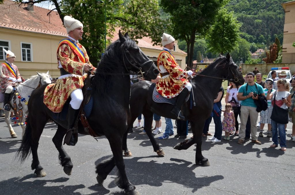 Junii Brașovului coboară duminică în Cetate. Care este semnificația sărbătorii