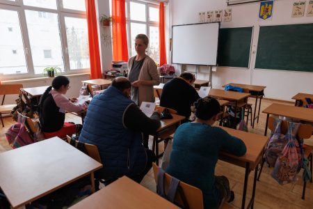 În Harghita și Covasna, un proiect european a adus peste 600 de adulți care au abandonat școala înapoi în bănci/Mamă și fiu în clasa a IV-a: „Am primit încă o șansă. Nici la mătură nu ne angajează fără școală”