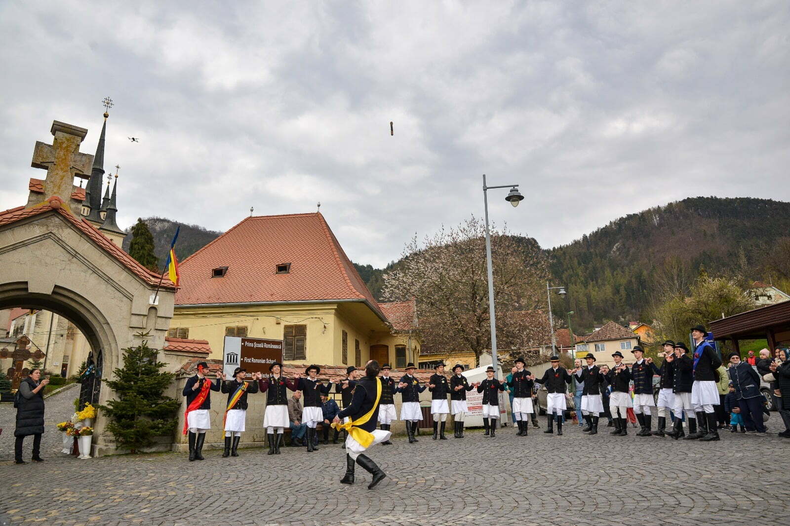 FOTO: Aruncatul în țol, unul dintre cele mai vechi și spectaculoase obiceiuri ale Junilor Tineri din Șchei, a adunat brașovenii în Piata Unirii