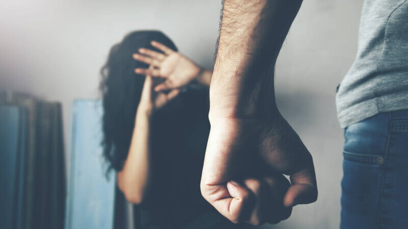 Violența domestică: Se dublează perioada în care se pot aplica măsurile dispuse prin ordinul de protecție 
