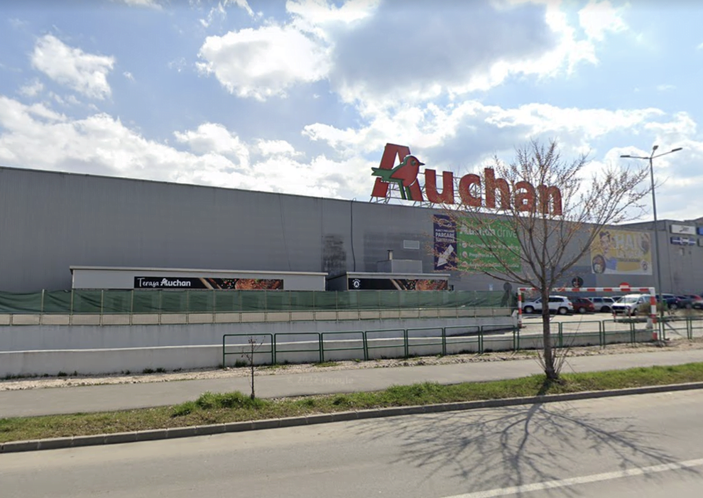 Magazinul Auchan din Bartolomeu nu poate intra în legalitate cu „grătarele”￼