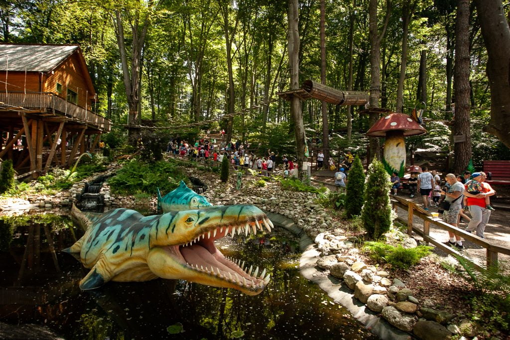 Dino Parc Râșnov, ales destinația anului, la categoria „parcuri de distracție și aventură”. 120 de dinozauri în mărime naturală pot fi admirați în incinta parcului