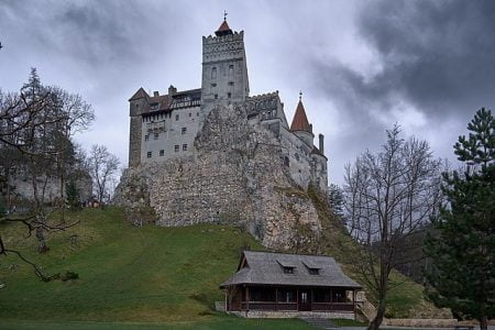 Castelul Bran este „ocupat” astăzi de copii și vânători de munte