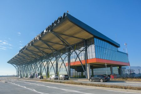 Aeroportul Ghimbav: Cei mai mulți pasageri din primele trei luni au fost români. Până în data de 18 septembrie a fost tranzitat de aproape 44.000 de oameni