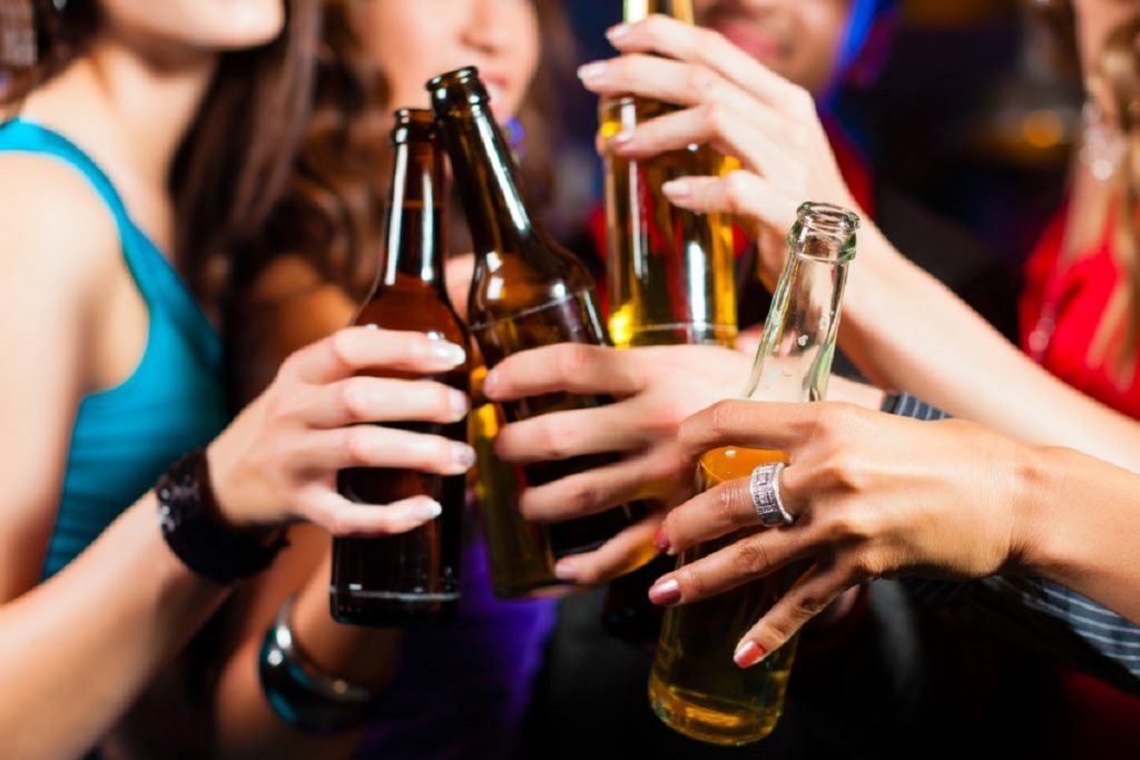 Legea care sancţionează localurile care comercializează bături alcoolice minorilor, promulgată. Unităţile comerciale pot fi închise până la 30 de zile