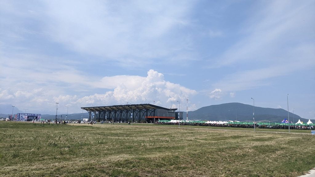 FOTO Aeroportul Internațional Brașov-Ghimbav este, la acest moment, locul unei uriașe serbări câmpenești. Micul e la mare preț-7 lei bucata