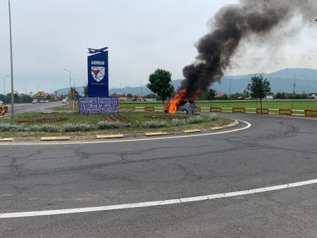 Un autoturism a luat foc în mers, la intrarea în Ghimbav. Cei din mașină au scăpat, dar traficul este restricționat