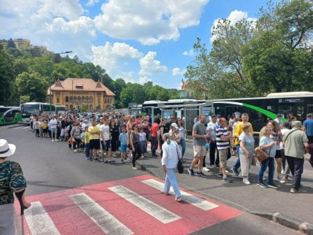 Aglomerație uriașă în Livada Poștei, la autobuzele spre aeroport. Traficul rutier în zona de destinație este îngreunat de brașovenii care au ținut morțiș să meargă cu mașina personală la eveniment