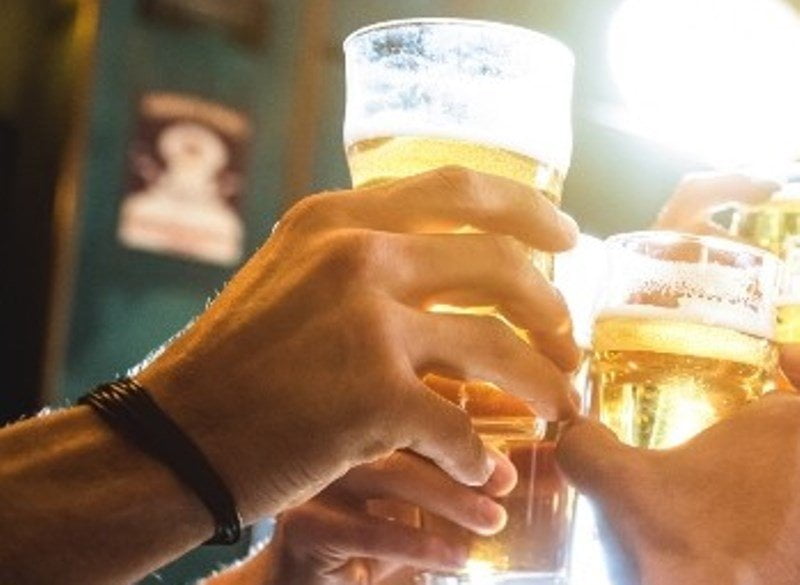 O localitate din Belgia interzice consumul de alcool din cauza românilor: „Locuitorii noștri se plâng de beții în public, vandalism, violență verbală și fizică”
