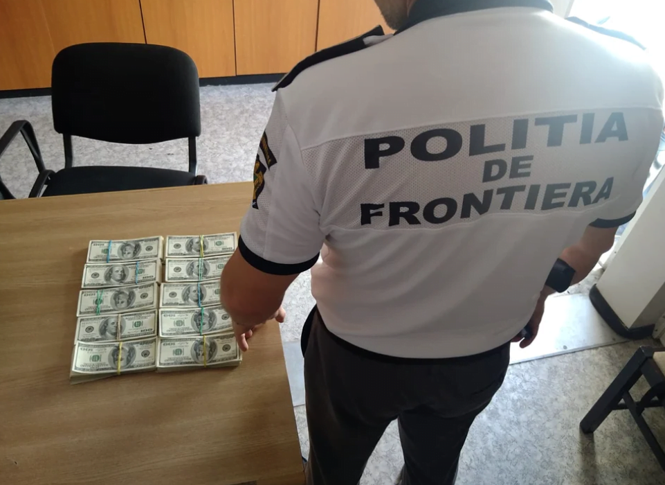 O ucraineancă a intrat în România cu 100.000 de dolari în rucsac