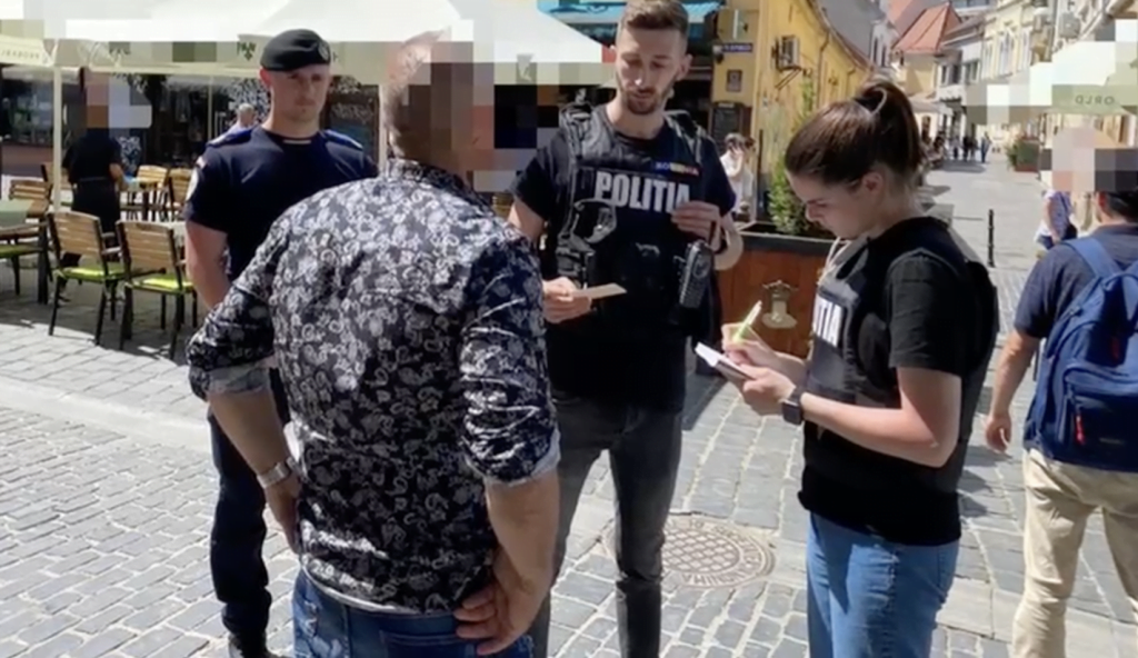 VIDEO Razii de amploare în municipiul Brașov. Polițiștii și jandarmii au dat amenzi de peste 60.000 de lei, au reținut 19 permise de conducere și au prins și 3 persoane cu droguri „la purtător”