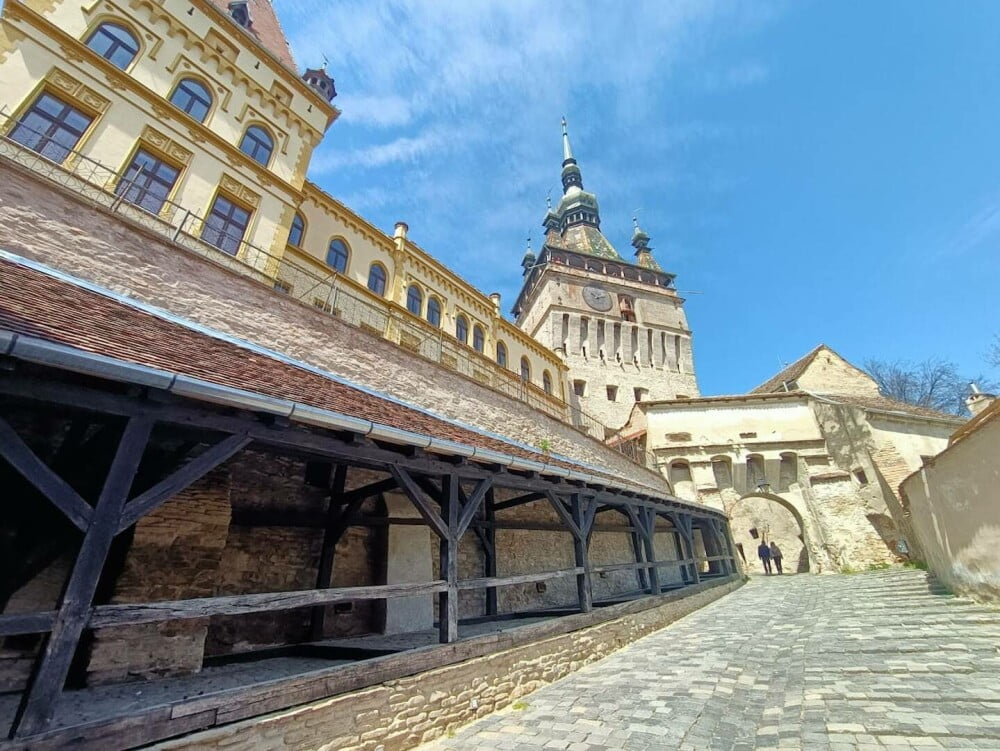 Sighișoara, singurul oraș-cetate medieval locuit din Europa, aflat în patrimoniul UNESCO. Mii de turiști din toată lumea vizitează orașul aflat la nici 2 ore de Brașov
