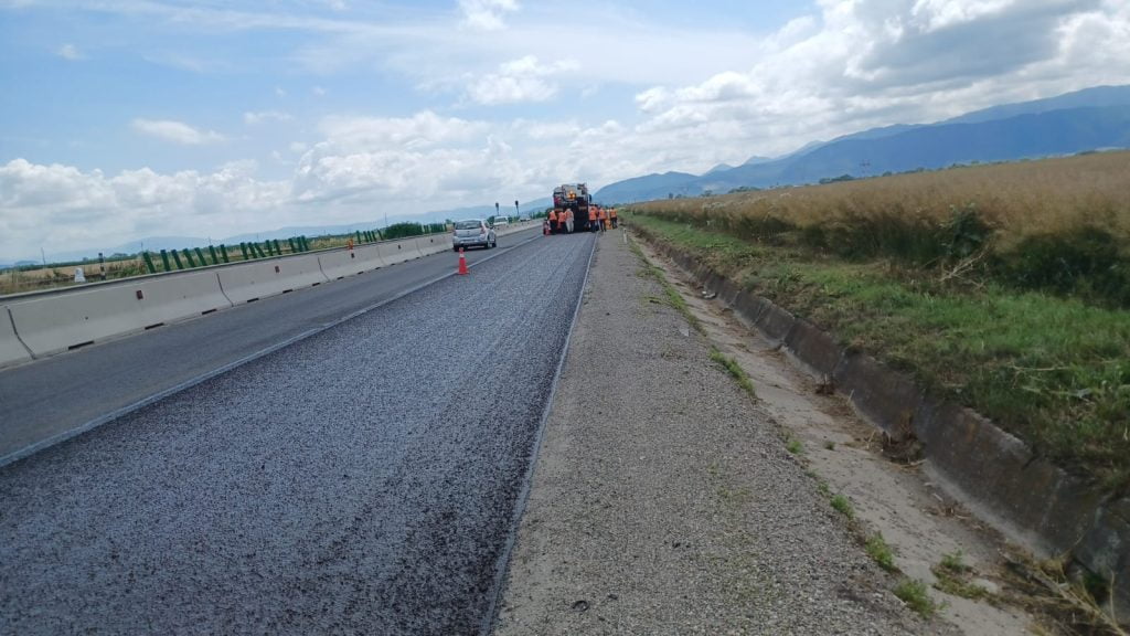 Restricții pe DN 1 între Brașov și Codlea și pe parcursul zilei de mâine, din cauza lucrărilor de asfaltare. Drumarii vor să închidă cât mai repede șantierul￼