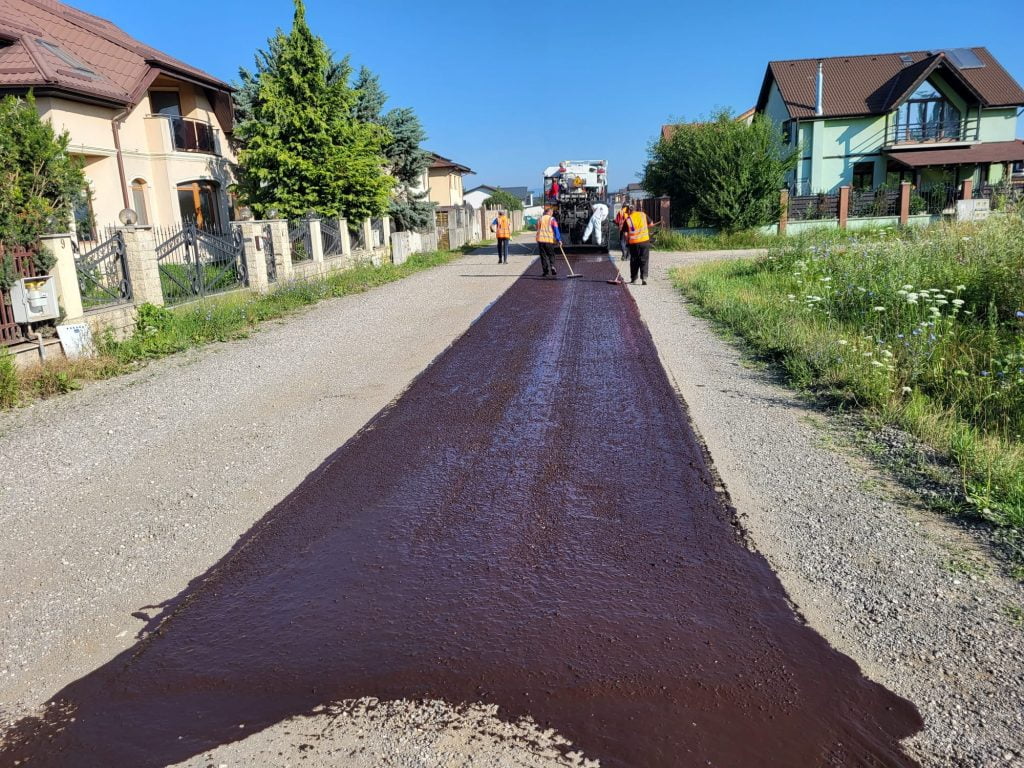Soluții de avarie pentru a scăpa de noroiul de pe ulițe, în teste la Sânpetru: asfaltarea semipermanentă