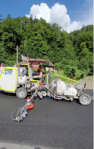 VIDEO Lucrările de asfaltare pe DN1, între Brașov și Predeal, au fost finalizate mai devreme decât termenul prevăzut în contract. Acum se lucrează la marcaje