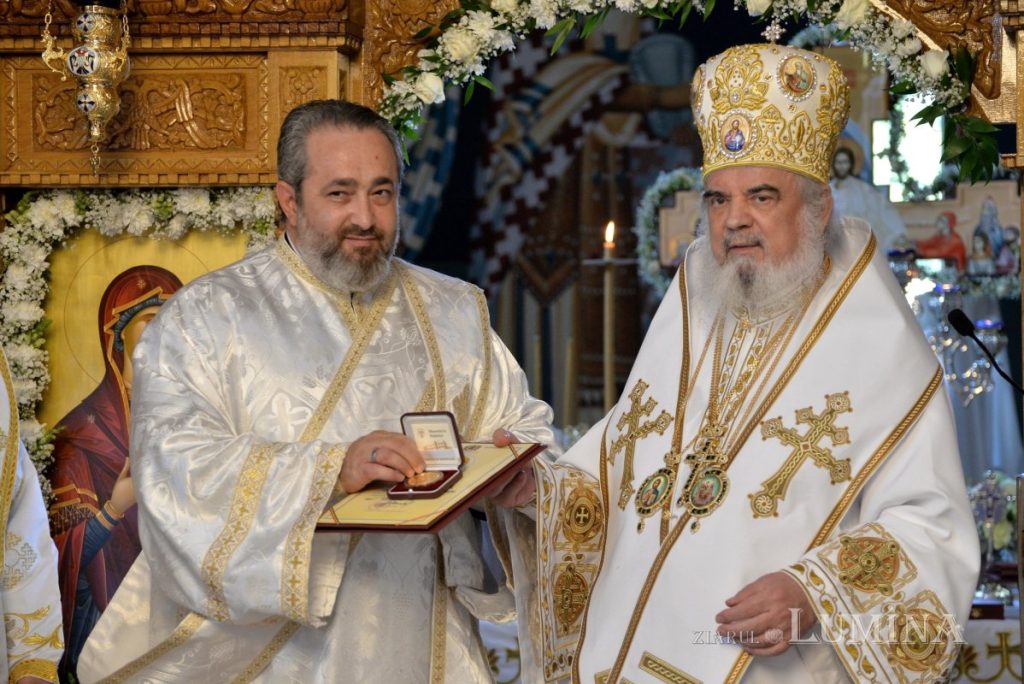 Patriarhul Daniel i-a retras distincția acordată unui diacon de-al său, după ce a aflat că este mason