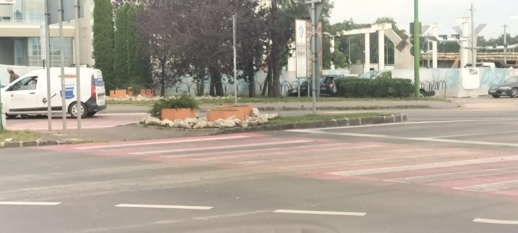 FOTO „Marcajele” cu noroi, „în teste” în zona Gării Brașov, din cauza neglijenței celor care lucrează pe șantierul terminalului de autobuze￼