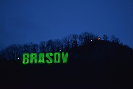 Brașovul se alătură campaniei de conștientizare a bolilor mitocondriale. Literele de pe Tâmpa vor fi iluminate, astăzi, în culoarea verde