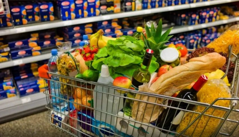 Consiliul Concurenței afirmă că prețurile medii ale alimentelor au scăzut în august cu până la 49% în marile lanțuri de magazine, după plafonarea adaosurilor comerciale. Dar ieftinirile sunt în special la fructele și legumele de sezon