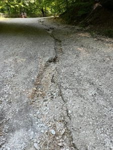 „Drumul Vechi” spre Poiana Brașov a fost reparat, după ce „rețeliștii” au astupat șanțul de scurgere a apei. Lucrările au fost făcute pe banii celor care nu și-au făcut treaba