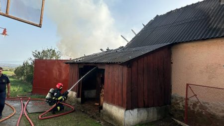FOTO Casă în flăcări, la Ormeniș. Pompierii brașoveni s-au luptat 3 ore cu focul, fiind afectată o suprafață de aproximativ 80 de metri pătrați